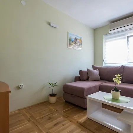 Anastazija Apartment *